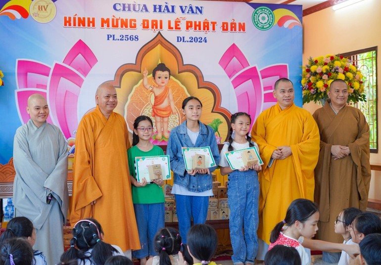 Trao thưởng đến các em tham gia cuộc thi "Em yêu Phật" do chùa Hải Vân tổ chức