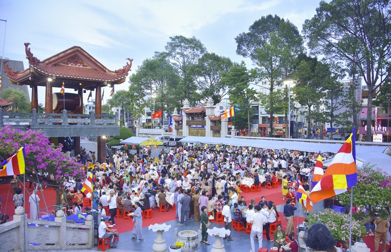 Quang cảnh tiệc chay tại Việt Nam Quốc Tự chiều 12-5 - Ảnh: Quảng Đạo