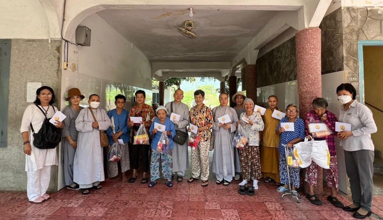 Phân ban Ni giới tỉnh Bình Định tặng quà đến bệnh nhân dịp Phật đản