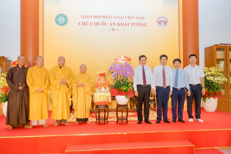 Phái đoàn lãnh đạo Tỉnh ủy tỉnh Đồng Nai chúc mừng Phật đản đến Trưởng lão Hòa thượng Thích Thiện Nhơn