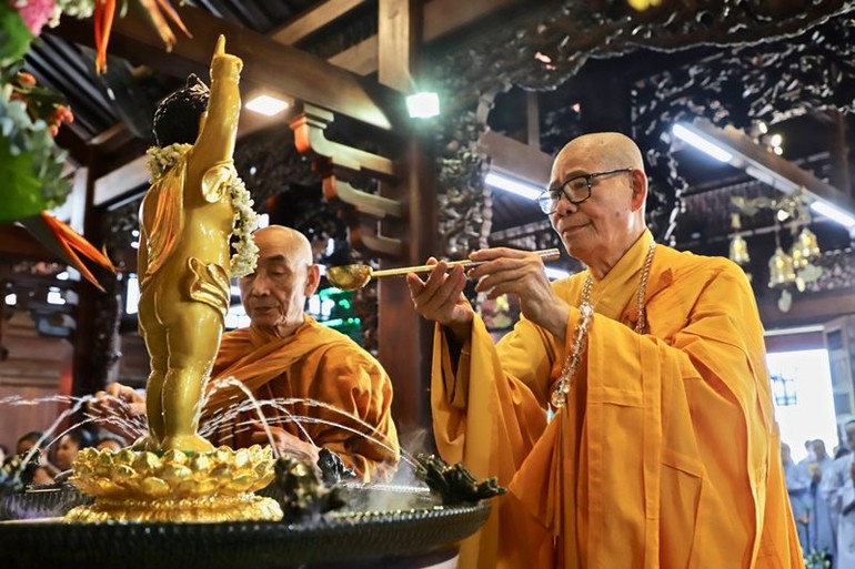 Hòa thượng Thích Châu Quang thực hiện nghi thức Tắm Phật