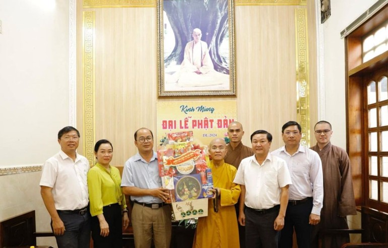 Ông Y Quang BKrông và thành viên đoàn tặng quà chúc mừng Phật đản đến Thượng tọa Thích Quảng Hiền