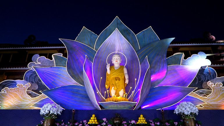 Tôn tượng Đức Phật sơ sinh tại lễ đài chính của Phật giáo TP.HCM - Việt Nam Quốc Tự