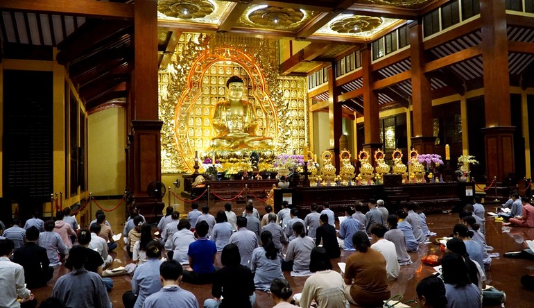 Phật tử tham gia khóa lễ vào tối ngày 10-4-2024, tại chánh điện Việt Nam Quốc Tự - Ảnh: H.D