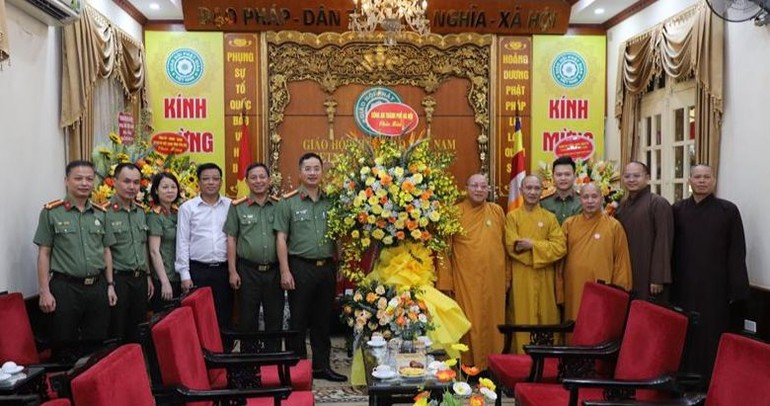 Đại tá Nguyễn Thành Long tặng hoa chúc mừng Phật đản đến chư tôn đức GHPGVN tại chùa Quán Sứ