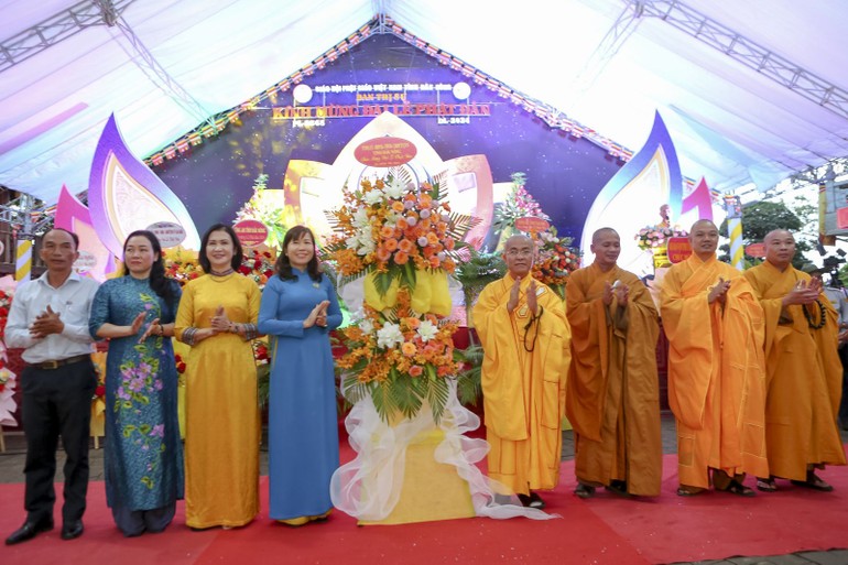 Lãnh đạo các cơ quan tặng hoa chúc mừng đến Ban Trị sự Phật giáo tỉnh