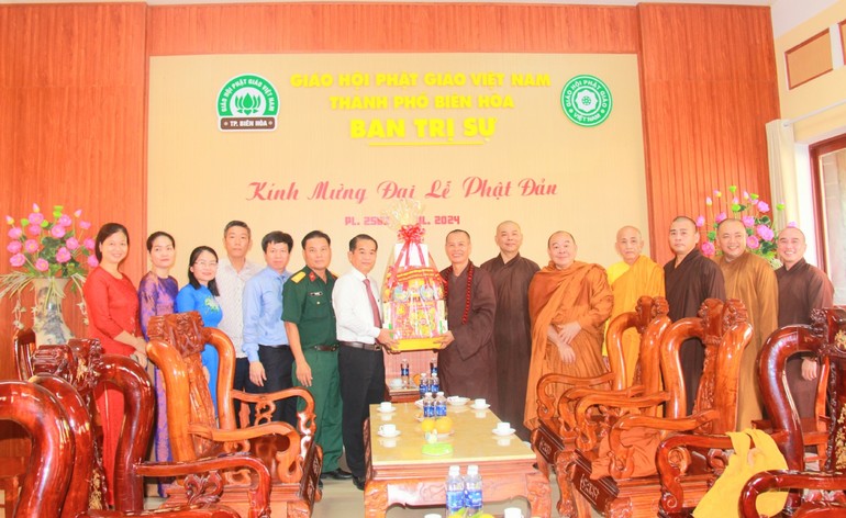 Ông Thái Bảo trao quà chúc mừng Phật đản đến lãnh đạo Ban Trị sự TP.Biên Hòa