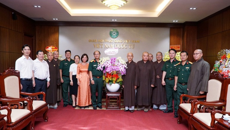 Đại tá Nguyễn Thanh Phong, Phó Chủ nhiệm Chính trị Bộ Tư lệnh TP.HCM chúc mừng Phật đản