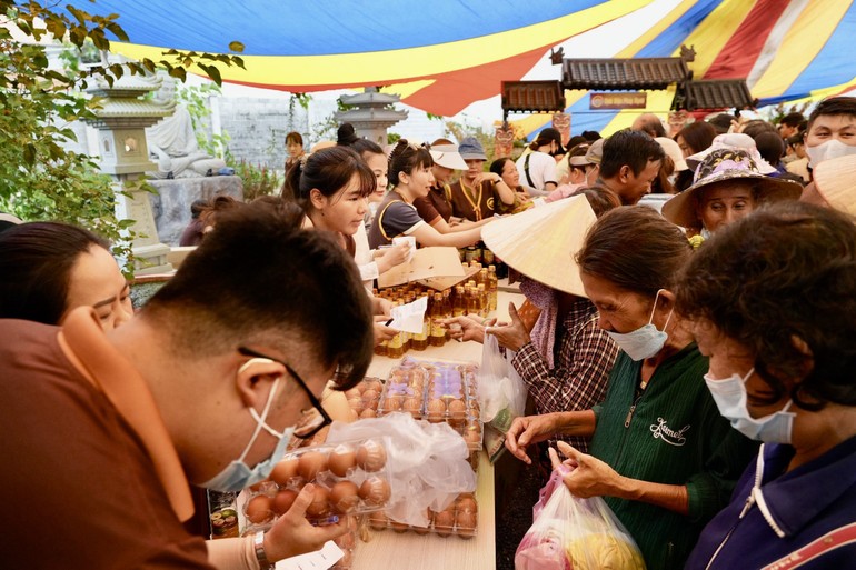 "Phiên chợ 0 đồng" hỗ trợ cho 500 gia đình khó khăn nhân mùa Phật đản