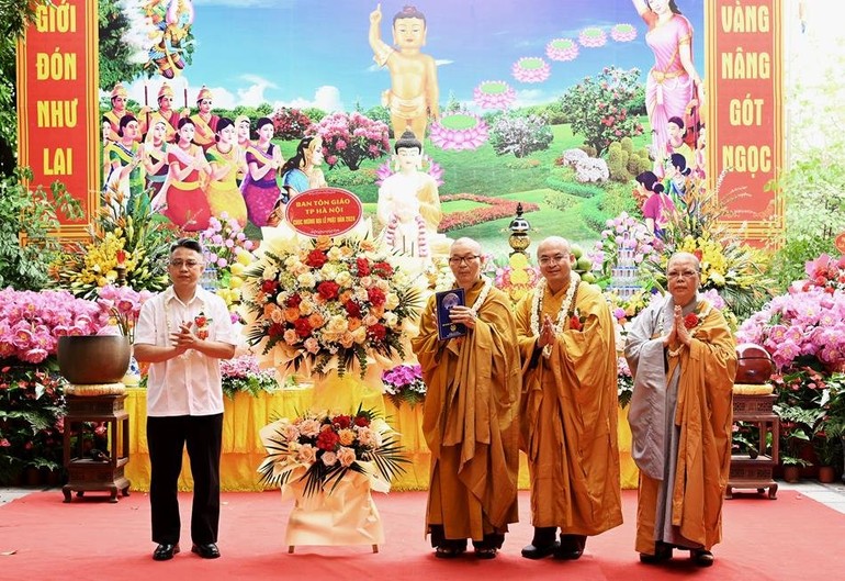 Đại diện Ban Tôn giáo TP.Hà Nội tặng hoa chúc mừng Phật đản đến Ban Trị sự Q.Tây Hồ