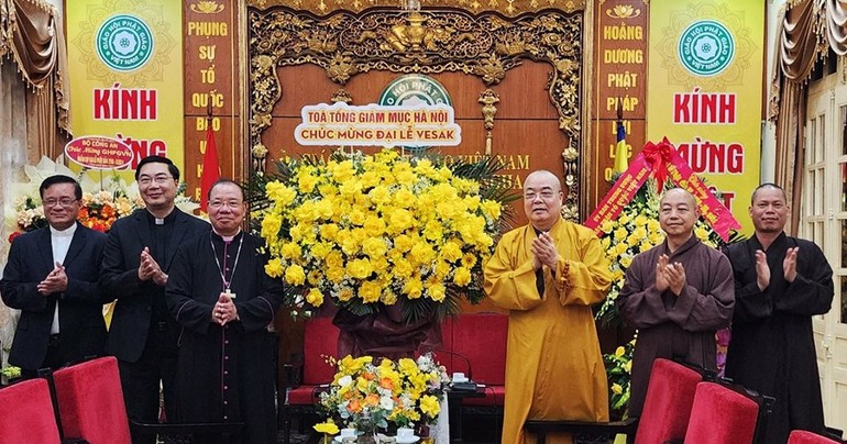 Tổng Giám mục Giuse Vũ Văn Thiên đã trao tặng lẵng hoa chúc mừng chư tôn đức GHPGVN nhân Đại lễ Phật đản