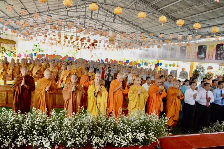 Trang nghiêm trong nghi thức chào Đạo kỳ tại Đại lễ Phật đản