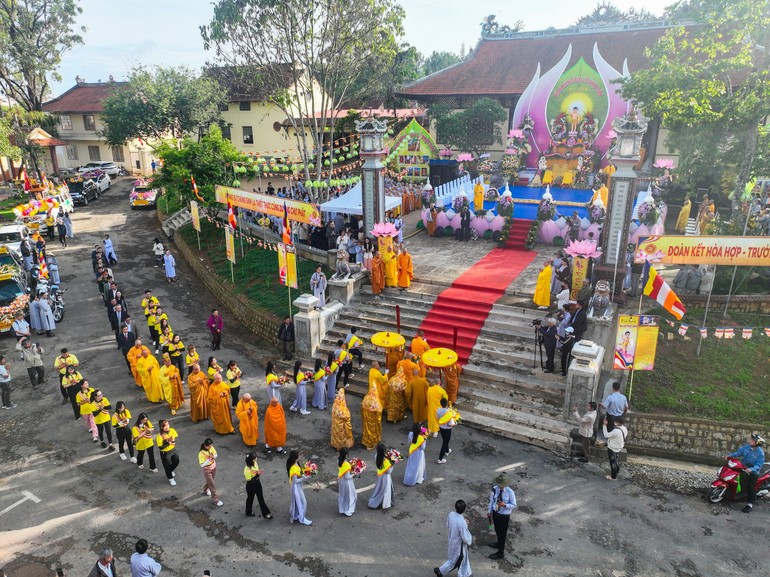Cung nghinh chư tôn đức, quan khách tham dự Đại lễ tại lễ đài của Phật giáo tỉnh - chùa Linh Sơn