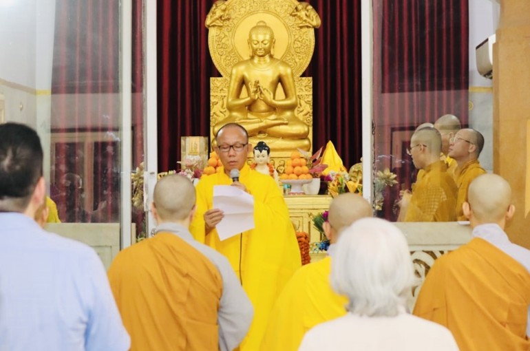 Thượng tọa Thích Hạnh Chánh tuyên đọc Thông điệp Đại lễ Phật đản của Đức Pháp chủ GHPGVN