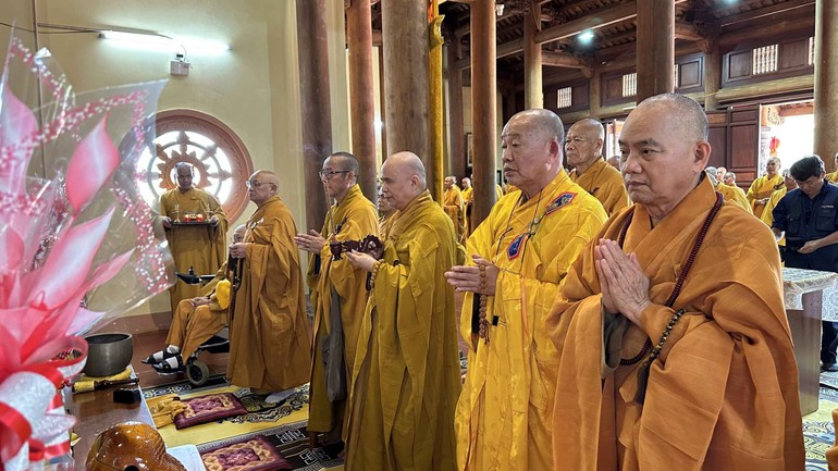  Chư Tăng đảnh lễ Tam bảo tại chánh điện thiền viện Trúc Lâm Tây Nguyên
