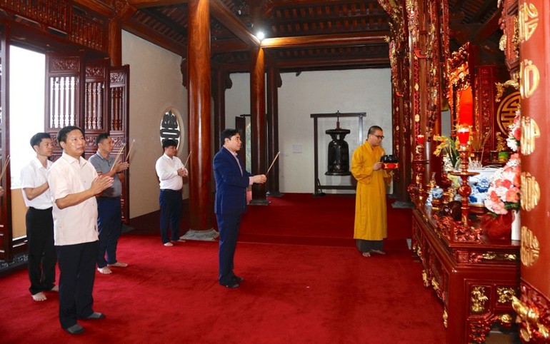 Bí thư Tỉnh ủy tỉnh Điện Biên dâng hương Tam bảo chùa Linh Quang - trụ sở Ban Trị sự Phật giáo tỉnh