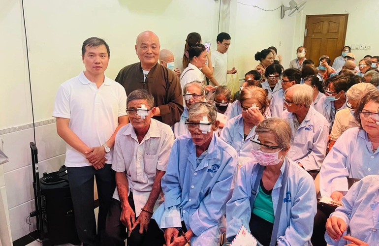 Bệnh nhân nghèo được tài trợ phẫu thuật đem lại ánh sáng cho đôi mắt