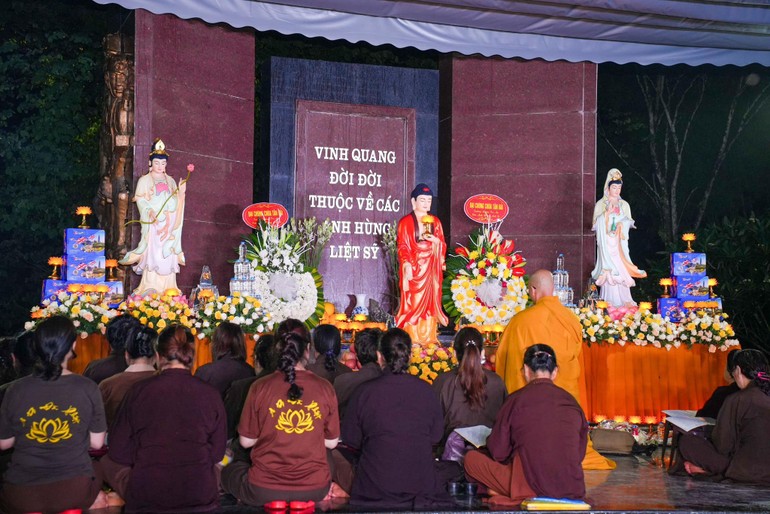 Đại đức Thích Quảng Hiếu và Phật tử chùa Tân Hải cử hành khóa lễ cầu nguyện anh linh anh hùng liệt sĩ
