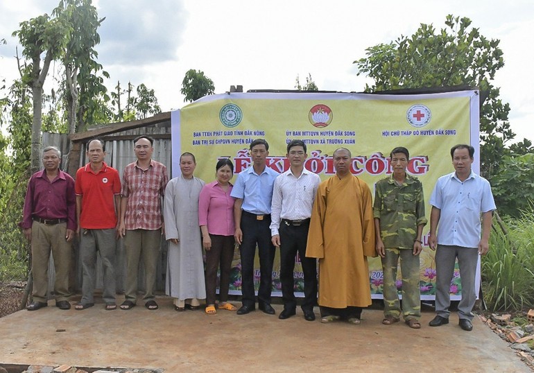 Trong ngày khởi công xây dựng nhà Đại đoàn kết tặng đến gia đình ông Đào Xuân Hoàn
