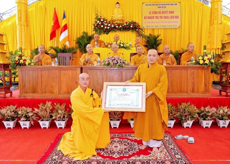 Thượng toạ Thích Viên Quang trao quyết định bổ nhiệm Đại đức Thích Minh Tuệ làm trụ trì chùa Liên Hoa