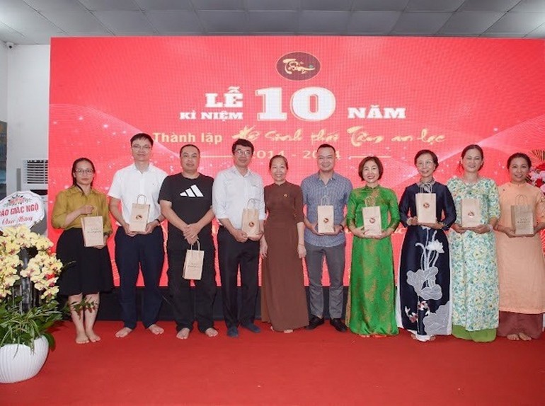 Bà Vũ Thị Xuân Quý, Chủ tịch HĐQT kiêm Tổng Giám đốc, nhà sáng lập Công ty cổ phần chay Tâm An Lạc cùng thành viên trong lễ kỷ niệm 10 năm thành lập (28-5-2014 - 28-5-2024)
