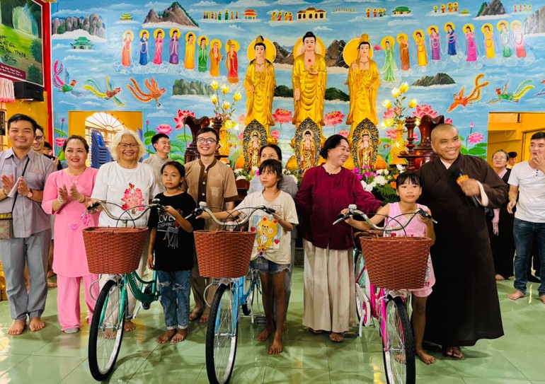 Nhóm Hữu duyên Sài Gòn trao quà, xe đạp cho học sinh