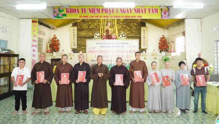 Ban Hướng dẫn Phật tử tỉnh trao quyết định chuẩn y nhân sự cho các phân ban, tiểu ban trực thuộc