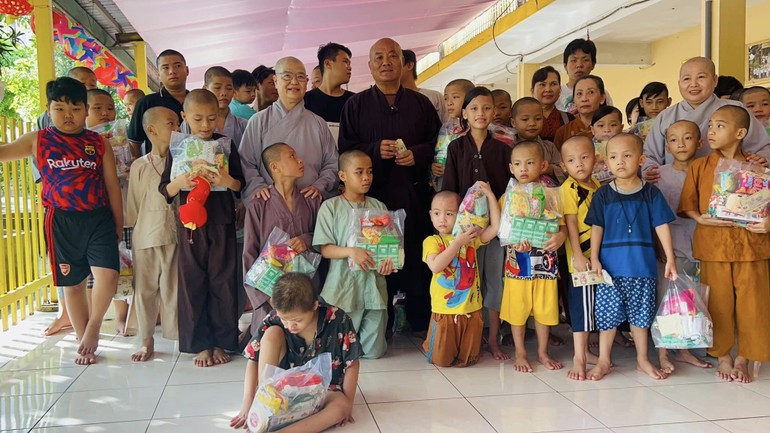 Hòa thượng Thích Chơn Tịnh thăm và tặng quà các cháu cô nhi chùa Từ Hạnh
