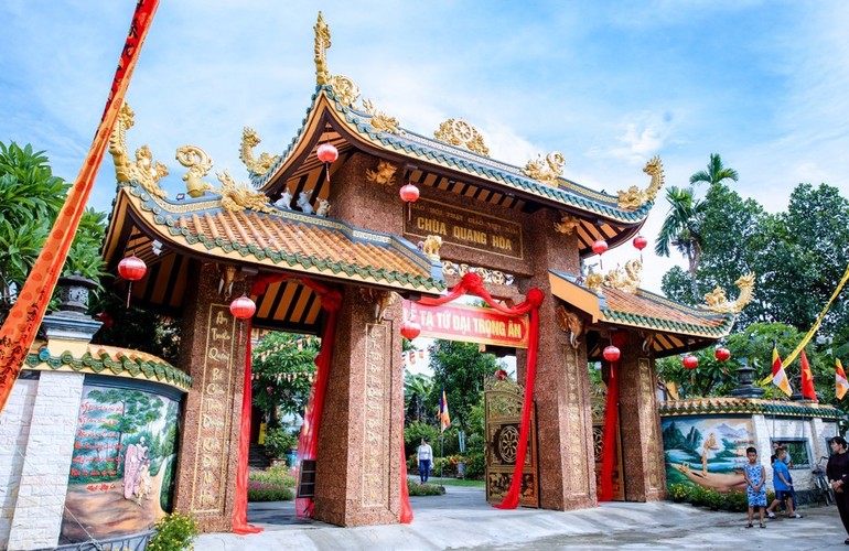 Tam quan chùa Quang Hòa được xây dựng khang trang