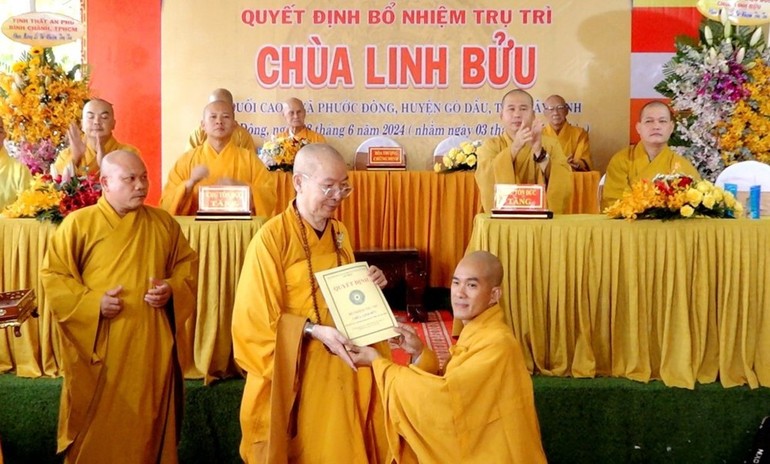 Hòa thượng Thích Niệm Thới trao quyết định bổ nhiệm trụ trì chùa Linh Bửu đến Đại đức Thích Huệ Định