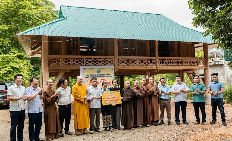 Đoàn bàn giao nhà đến hộ nghèo tại H.Quan Sơn