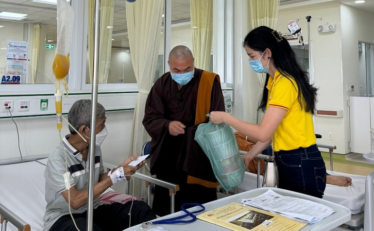 Đại đức Thích Minh Phú tặng tiền mặt, cháo đến bệnh nhân tại BV.Truyền Máu Huyết Học