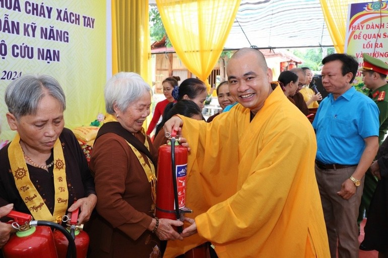 Trao bình chữa cháy xách tay đến người dân, Phật tử H.Bảo Thắng