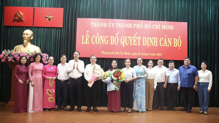 Chúc mừng Phó Bí thư Thành ủy TP.HCM Nguyễn Phước Lộc và bà Trần Kim Yến - Ảnh: L.Hồ