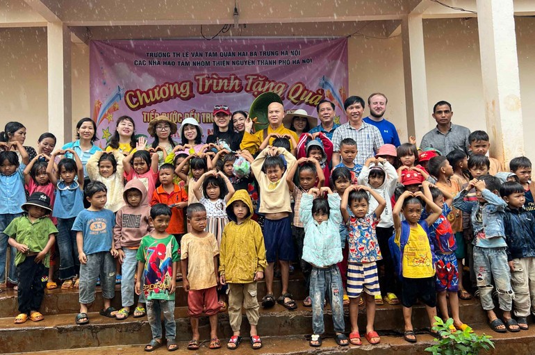 Chùa Mỹ Thạch (Gia Lai) kết hợp nhóm thiện nguyện Hà Nội tặng quà từ thiện