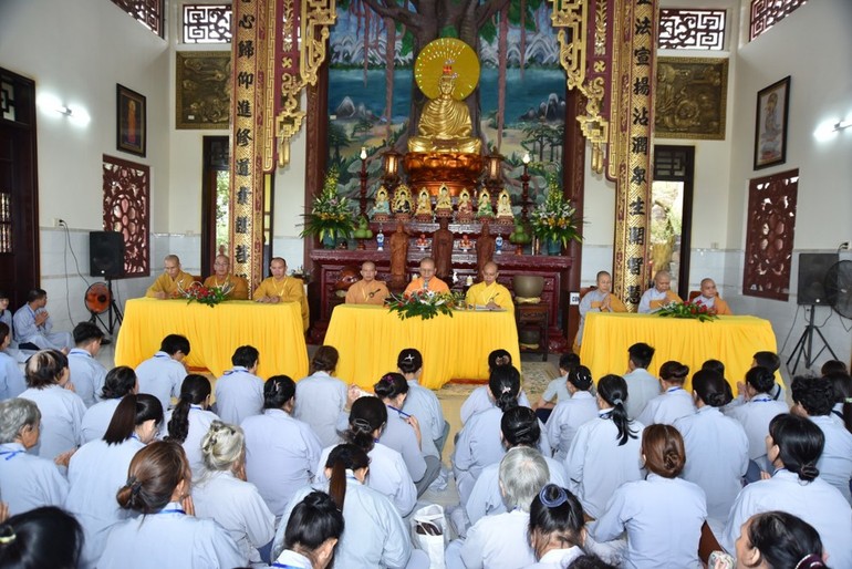  Pháp đàm tại khóa tu “Một ngày an lạc” tại chùa Thiên Tràng