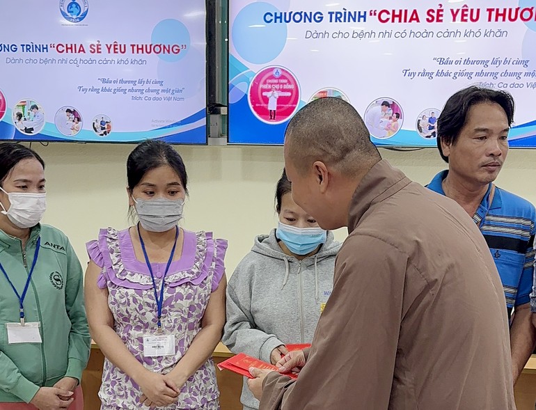 Đại đức Thích Minh Phú trao quà đến gia đình các cháu bệnh nhi tại Bệnh viện Nhi Đồng 1 - Ảnh: TN