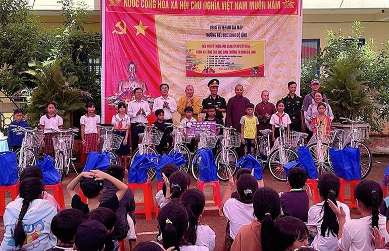 Đoàn trao xe đạp cho học sinh Trường Tiểu học Đinh Bộ Lĩnh