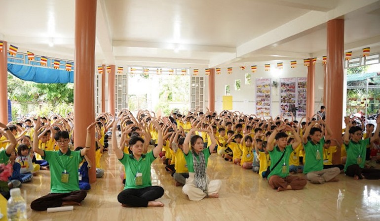 150 tu sinh tham gia khóa tu "Hoa từ bi"