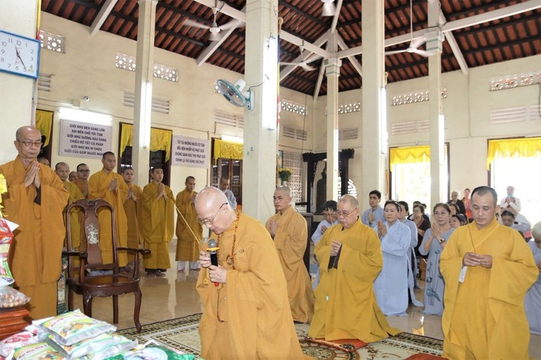 Hòa thượng Thích Chơn Không dâng hương, đảnh lễ Tam bảo tại trường hạ chùa Viên Minh, tỉnh Bến Tre
