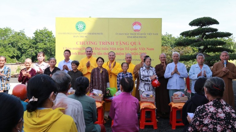 Ban Trị sự GHPGVN tỉnh cùng UBMTTQVN tỉnh Bình Phước tổ chức trao 200 phần quà tại chùa Tỉnh Hội