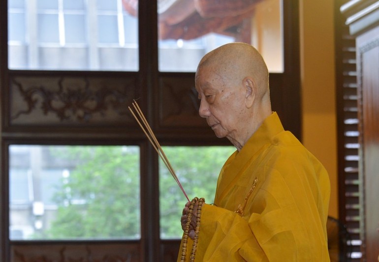 Đức Pháp chủ GHPGVN niêm hương bạch Phật tại chánh điện Việt Nam Quốc Tự