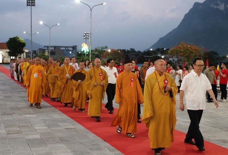 Chư tôn đức và lãnh đạo các cơ quan tỉnh tham dự lễ tưởng niệm tại Nghĩa trang Liệt sỹ Quốc gia Vị Xuyên