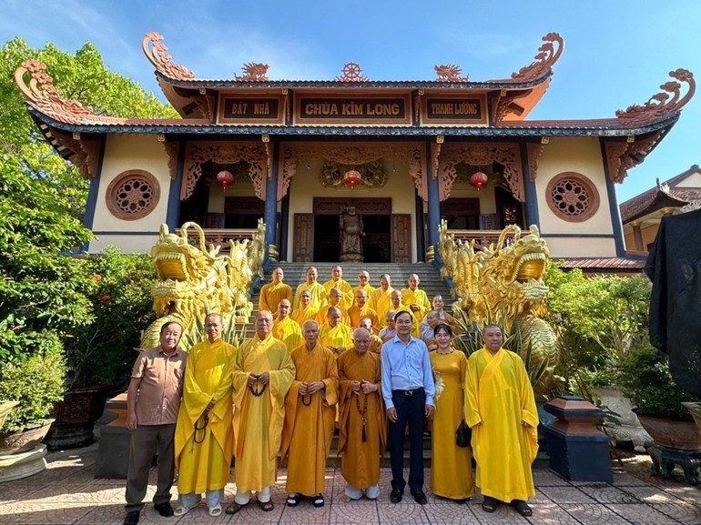 Đoàn Ban Trị sự GHPGVN tỉnh và lãnh đạo Sở Nội vụ, Ban Tôn giáo tỉnh thăm trường hạ chùa Kim Long