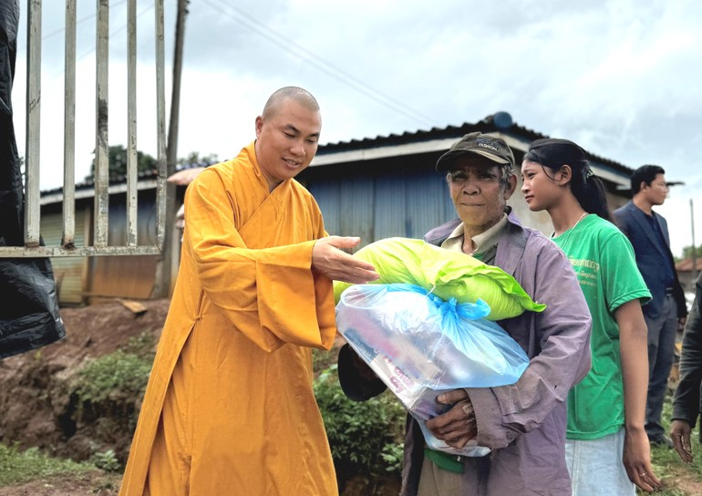 Đại đức Thích Minh Phú trao quà từ thiện tại Lào do Thượng tọa Thích Pháp Hòa tài trợ 