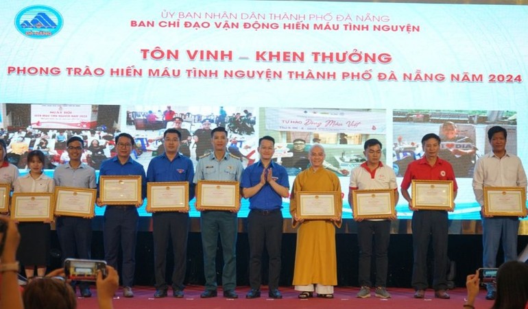 Thượng tọa Thích Thông Đạo nhận Bằng khen của Chủ tịch UBND TP.Đà Nẵng