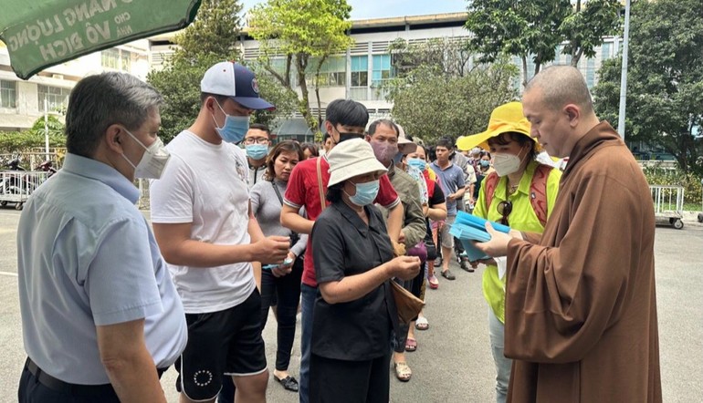 Thượng tọa Thích Huệ Định, trụ trì chùa Sơn Bửu trao quà đến bệnh nhân nghèo