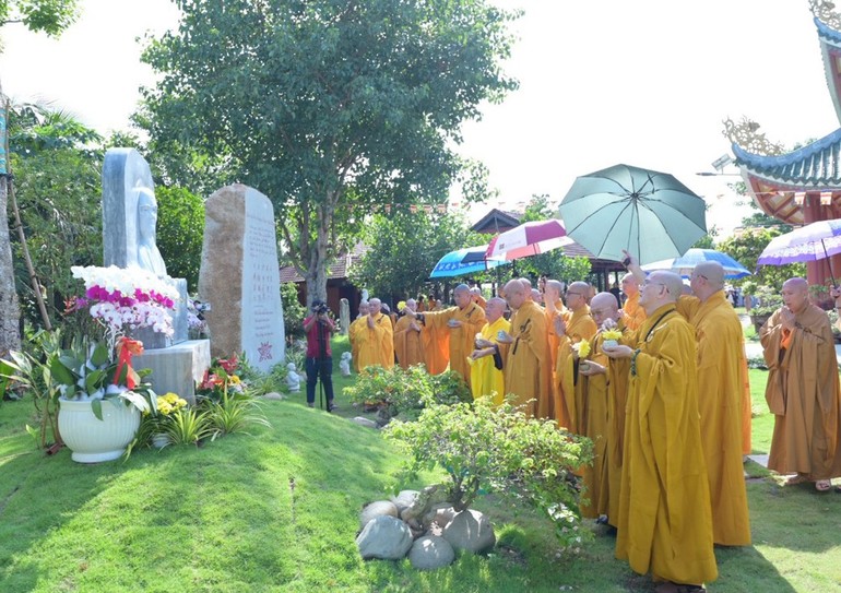 Trang nghiêm cử hành nghi thức an vị tôn tượng Bồ-tát Quan Thế Âm cao 10 mét