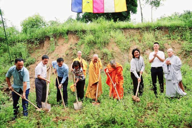 Chư tôn đức và chính quyền huyện thực hiện nghi thức khởi công xây dựng công trình