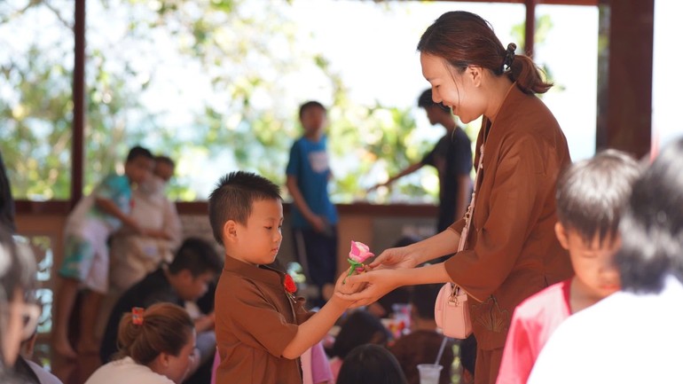 Em tặng mẹ bông hồng nhỏ tự tay làm, tại chương trình “Người con hiếu thảo” - chùa Hải Vân